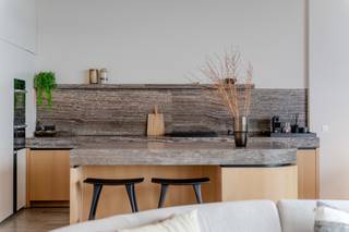 Hoog boven Antwerpen biedt dit afgewerkte Serenity-appartement op de 25e verdieping een uitzonderlijke combinatie van comfort en architectuur. Op 146 m² bevinden zich 2 slaapkamers en 2 badkamers, aangevuld met royale leefruimtes en grote glaspartijen die het panoramische uitzicht maximaal tot zijn recht laten komen. Een instapklare woonbeleving op een van de meest exclusieve locaties van de stad.
