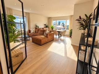 Modern knap gerenoveerd appartement met veel lichtinval gelegen aan de rand van de stad.<br />In klein blokje van 4.<br /><strong>1 ste verdiep</strong> (geen lift) Inkomhal met dubbele metalen deuren naar de vrij ruime super gezellige living met veel lichtinvallen<br />(hoekappartement) open ingerichte moderne keuken, 2 slaapkamers, aparte w.c, leuke badkamer met inloopdouche en strak modern badmeubel, washoek, leuk vrij ruim terras met groen zicht.<br />U kan ook genieten van de gemeenschappelijk tuin. <br />extra berging voor appartement kan op zolder <br />ruime garage verplicht bij te kopen 16 000 euro <br />EPC 284 - elektriciteit conform.