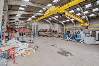 Een magazijnruimte met een oppervlakte van +/- 1.050 m² gelegen op een terrein van 1.183 m² te koop.<br />Fantastisch gelegen nabij het centrum van Kortemark en vlakbij de N50 (richting Diksmuide en Roeselare) en de N8 (richting Ieper en Torhout).<br /><br />De loods, met een vrije hoogte variërend tussen 6,6 m en 9 m, is toegankelijk via een automatische sectionale poort (4,7 m B x 4,7 m H). Verder beschikt de magazijnruimte over lichtplaten, een betonvloer, TL-verlichting, een rolbrug (5T) en sanitaire voorzieningen. <br /><br />Het bedrijfsgebouw maakt deel uit van een site met ruime parkeer -en manoeuvreerruimte op het verharde terrein.<br />De site is geschikt voor opslag, productie, bewerking en verwerking van goederen, groothandel en andere industriële activiteiten.<br /><br />Contacteer <strong>PANORAMA B2B</strong> voor bijkomende inlichtingen of een vrijblijvend plaatsbezoek <strong>050 300 700.</strong>