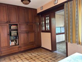 Te renoveren woning met veel potentieel op centrale ligging in Brasschaat<br />Op een boogscheut van het centrum van Brasschaat vindt u deze woning met tal van mogelijkheden voor wie droomt van een eigen thuis, volledig naar eigen smaak ingericht.<br />De ligging is centraal en praktisch, met winkels, scholen en belangrijke invalswegen in de directe omgeving.<br />De oostgerichte tuin vormt een aangename buitenruimte waar u kan genieten van zowel zon als verkoeling, met voldoende diepte om er echt iets moois van te maken.<br />Binnen werd de ruimte logisch ingedeeld. De woonkamer met aparte zithoek sluit aan op de keuken, die beschikt over een praktische extra bergplaats voor was- en opbergruimte. Vanuit de keuken en extra bergkamer heeft u toegang tot het terras en de tuin.<br />Daarnaast is er een inpandige garage.<br />Op de verdieping bevinden zich drie volwaardige slaapkamers en een badkamer. De ruime zolder biedt extra mogelijkheden voor wie nood heeft aan bijkomende kamers, een bureau of hobbyruimte.<br />Deze woning is de ideale kans voor wie op zoek is naar een renovatieproject met een degelijke basis, om stap voor stap een warme en persoonlijke thuis te creëren.<br />Interesse? Bel Katrin op 03/283 44 00.