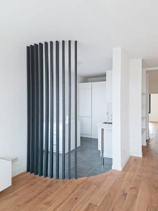 Fris, lichtrijk en jong ingericht appartement op de 2de en tevens bovenste verdieping van een klein appartementsblokje, bereikbaar met lift. Het appartement werd volledig vernieuwd in 2016. De indeling is als volgt: ruime inkomhal met gastentoilet, ingebouwde dressing, leefruimte op volle parket met zonwering, half open volledig geïnstalleerde keuken met aansluitend een koele berging, waarbij de scheiding creatief werd opgelost. Verder zijn er twee slaapkamers waarvan eentje met ingebouwde kast (op volle parket) en eentje met toegang tot het terras. De badkamer is ingericht met inloopdouche, enkele wastafel in meubel en een handdoekradiator. Het terras is zuidoostelijk georiënteerd en beschikt over een bergkast. Een echte aanrader.<br />Stedenbouwkundige inlichtingen in aanvraag
