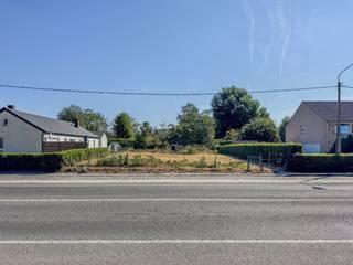 Recht tegenover het Esenkasteel te Diksmuide, vinden we dit residentieel gelegen stuk bouwgrond met volgende kenmerken:<br /><br />TROEVEN: <br />- Centrale en residentiële ligging!<br />- Vlotte bereikbaarheid.<br />- Geschikt voor open bebouwing.<br />- Het lot maakt deel uit van een goedgekeurde verkaveling en de nutsvoorzieningen zijn reeds aanwezig!<br /><br />Een unieke kans gezien het minieme aanbod aan percelen bouwgrond in Diksmuide!<br /><br />Meer info op www.vastgoedvanoverschelde.be