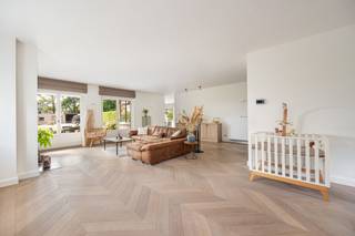 Zeer ruime en perfect onderhouden villa met bew. opp. van 360m² alsook 4 slaapkamers, 2 badkamers + riant bijgebouw/showroom/polyvalente ruimte/kangoeroewoonst dat geheel werd ingericht). De woning heeft tal van mogelijkheden, werd perfect afgewerkt en is ideaal voor mensen die ruimte nodig hebben. De woning is aangenaam gelegen op een zuidwest georiënteerd perceel van 1803m² aan de rand van de gegeerde "Bloemenwijk" en nabij alle faciliteiten qua in-en uitvalswegen, scholen, winkels enz.<br /><br />INDELING: Inkomhal met gastentoilet - Zeer gezellige en lichtrijke leefruimte met zicht op de tuin en toegang tot apart bureau - Verder landelijke keuken die geheel werd geïnstalleerd en voorzien van kwalitatieve toestellen - Vervolgens wasplaats/bergruimte en bijkomende badkamer met douche en lavabomeubel - V1: Riante overloop - 3 ruime slaapkamers voorzien van maatwerk waarvan 1 masterbedroom met ensuite dressing - Geheel geïnstalleerde badkamer voorzien van ligbad en dubbele lavabo - Zolder toegankelijk via vaste trap welke kan dienst doen als extra slaapkamer, hobbykamer, mancave of dergelijke meer - Buiten: Onderhoudsvriendelijke tuin die volledig werd aangelegd en voorzien van gezellig terras - Riant bijgebouw dat kan dienst doen als showroom, magazijn, zorg-wonen, thuiswerk alsook tal van stockageruimte. <br /><br />BIJZONDERHEDEN: Zeer ruime en tijdloze woonst - Prima onderhouden - Tal van mogelijkheden - Bijgebouw met polyvalente bestemming - Hoogwaardige kwalitatieve materialen: parket, maatwerk, Falcon fornuis enz - Ideaal voor gezinnen, wonen/werken, zorgwonen, magazijn enz. - - EPC: 174 UC: <span>3624428</span>- Kwalitatieve materiaalkeuze - Pscore: C: Gscore: C - Stedenbouwkundige informatie in aanvraag. Villa kopen of verkopen in Zoersel? Bel 03 361 51 51 of via info@yvesvanpelt.be voor een gratis schatting.
