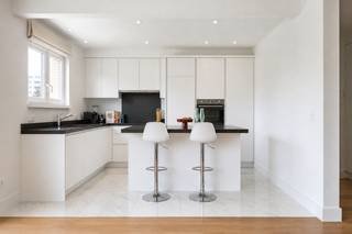 Locatie:
Gelegen in de gegeerde Tentoonstellingswijk, een rustige en stijlvolle buurt met brede lanen en karaktervolle architectuur. Op wandelafstand van het Mastvestpark en met vlotte verbinding naar het centrum, winkels, scholen en invalswegen.

Indeling:
Via de inkomhal met vestiairekast en apart gastentoilet komt u binnen in het appartement. De lichtrijke leefruimte met parketvloer vormt het hart van de woning en sluit naadloos aan op de volledig uitgeruste keuken. Aan de andere zijde van de hal bevinden zich twee slaapkamers, waarvan één ruime masterbedroom en een tweede kamer die perfect kan dienen als bureau, dressing of logeerkamer. Verder is er een aparte wasplaats voorzien en een badkamer uitgerust met een inloopdouche en dubbele lavabo. Achteraan geniet u van een gezellig, compact terrasje.

Troeven:
•	Topligging in Tentoonstellingswijk
•	Nabij Mastvestpark
•	106 m² bewoonbare oppervlakte
•	Parket doorheen het hele appartement
•	2 slaapkamers
•	Aparte wc en wasplaats
•	Volledig uitgeruste keuken
•	Zonnepanelen

Technisch:
Voorzien van zonnepanelen en parketvloer doorheen het volledige appartement.

Interesse om dit appartement te huren? Neem gerust contact met ons op voor meer informatie of om een bezoek in te plannen via onze website of telefonisch op het nr. 03/345.88.99.
