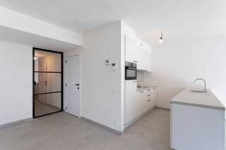 Appartement te koop in Roeselare met 2 slaapkamers.<br />Het appartement ligt op de gelijkvloerse verdieping van de recente residentie Camelia.<br /><br />Indeling op plan: <br />inkom, toilet, badkamer, berging, leefruimte met open keuken, 2 slaapkamers. <br />Ruim terras met tuin waar het genieten is van de zon. <br /><br />Oppervlaktes:<br />Appartement: 107 m².<br />Terras: 42 m².<br /><br />Optioneel kan een ondergrondse parkeerplaats aangekocht worden. <br /><br />Kenmerken: <br /><br />- Vloerverwarming op aardgas<br /><br />- Eerste bewoning <br /><br />- Volledig afgewerkt, decoratieve werken nog zelf uit te voeren <br /><br />- Ruime gemeenschappelijke fietsenstalling <br /><br />- Kelderberging inbegrepen in aankoopprijs<br /><br /><br /><br />(Verkoop onder btw regime nieuwbouw: 12% registratie op de grondwaarde &amp; 21% btw op de constructieprijs)