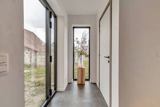 <p>In het centrum van Vinkt bevindt zich deze moderne koppelwoning met een bewoonbare oppervlakte van 160 m² en een perceelgrootte van 552m². <br />Dankzij de centrale ligging geniet je van alle nabijgelegen voorzieningen en een vlotte bereikbaarheid.<br /><br />De woning verwelkomt je met een inkomhal en gastentoilet, waarna een stijlvolle smeedijzeren deur toegang geeft tot de ruime leefruimte. <br />De open en volledig uitgeruste keuken sluit mooi aan op een praktische berging. Verder is er een inpandige garage met elektrische sectionale poort. <br /><br />Op de eerste verdieping bevinden zich 4 ruime slaapkamers en een eigentijdse badkamer met zowel een ligbad als een inloopdouche.<br /><br />Naast comfort biedt deze woning ook heel wat duurzame troeven. Dankzij de warmtepomp, vloerverwarming, zonnepanelen en het ventilatiesysteem D is ze bijzonder energiezuinig.<br />Maximum E-peil E30.<br /><br />Bovendien bestaat de mogelijkheid tot aankoop aan 6% btw, wat dit aanbod extra interessant maakt.<br /><br />“Indien aankoop voor 31/12/2025 INCL. aanleg van inrit!!”<br /><br /></p>