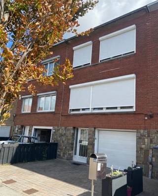 Cette charmante maison est située dans une rue calme (en impasse) à quelques pas de nombreuses commodités telles que des arrêts de bus, la gare,...