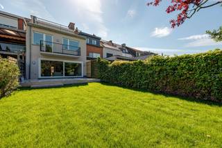 <p><span>Prachtig gerenoveerd gelijkvloers appartement met zonnige tuin. <br />Op zoek naar een instapklare investering in de zuidrand? Zin om nooit meer trappen te doen en te genieten van zomerse BBQ's of gewoon een drankje in de zon? </span></p><p><span>Wij bieden dit leuke gelijkvloers appartment aan waar alles gerenoveerd is. Vloeren, leidingen, elektra,.. <br />Het gebouw werd recent en kwalitatief gerenoveerd zowel esthetisch als energetisch. Geen verrassingen, geen nakende investeringen: U koopt een afgewerkt, energiezuinige unit dat klaar is om te verhuren of bewonen. De energetische renovatie betekent bovendien lagere energiekosten en een toekomstbestendig pand, een argument dat bij huurders én bij een latere doorverkoop almaar zwaarder weegt.</span></p><p><span>Indeling : Inkomhal met berging. Lichte leefruimte met aansluitend een open keuken. Het grote schuifraam nodigt uit om het terras en de tuin te gaan ontdekken. Verder een apart toilet. Een badkamer met inloopdouche en wastafel. Last but not least een ruime slaapkamer. Mooie parketvloeren maken het geheel af. </span></p><p><span>De drie appartementen:</span></p><ul><li><span>Bus 001 €299.000 geraamde huurprijs 1.100/maand</span></li><li><span>Bus 101 €295.000 geraamde huurprijs 1.050/maand</span></li><li><span>Bus 201 €239.000 geraamde huurprijs 875/maand</span></li></ul><p><span> </span></p><p><span><br /></span><span>Het pand wordt tevens aangeboden als één geheel, ideaal voor de investeerder die rendement en gemak combineert. De appartementen zijn ook afzonderlijk te koop aan bovenstaande prijzen. Omdat alles vrij van huurders is, hebt u bovendien alle flexibiliteit: zelf verhuren, één unit zelf betrekken, of later afzonderlijk doorverkopen.<br /><br /><span>george</span><span>@sinjoor.be</span></span><span> of 0472 57 52 95</span></p>