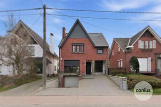 <p><span>Gerenoveerde vrijstaande woning met 4 slaapkamers en gezellige tuin te koop in Walshoutem</span></p><p><span>Deze prachtige vrijstaande woning uit de jaren 60 onderging in 2024 een grondige en kwalitatieve renovatie, waarbij hedendaags comfort en ruimte centraal staan. Gelegen langs de Steenweg op Sint-Truiden in Walshoutem (Landen), geniet u hier van een uitstekende bereikbaarheid met een vlotte verbinding naar de E40 en omliggende steden zoals Landen, Hannuit, Gingelom en Sint-Truiden. Bovendien bevindt het commerciële centrum van Landen zich op slechts 3 km en is er een bushalte op wandelafstand.</span></p><p><span>Bij het betreden van de woning komt u terecht in een bijzonder ruime inkomhal die meteen de toon zet voor de rest van de woning. De lichtrijke leefruimte sluit naadloos aan op de moderne, open keuken, die uitgerust is met een royaal keukeneiland. Dit eiland loopt elegant door naar de eetkamer, waar plaats is voor maar liefst acht personen ideaal voor gezellige diners en het ontvangen van gasten.</span></p><p><span>Aansluitend bevindt zich de veranda met een charmante ontbijthoek en een mooi zicht op de tuin. Verder vindt u op het gelijkvloers nog een gastentoilet en een praktische bergruimte. Via de veranda heeft u toegang tot de kelderverdieping, waar zich een ruime opslagplaats, de garage met elektrische poort en de wasruimte bevinden.</span></p><p><span>Op de eerste verdieping zijn er twee ruime slaapkamers, aangevuld met een extra kamer die perfect kan dienen als bureau, dressing of logeerkamer. De badkamer is reeds voorzien, maar dient nog verder afgewerkt te worden naar eigen smaak.</span></p><p><span>De tweede verdieping, volledig vernieuwd tijdens de renovatie, biedt plaats aan twee bijkomende volwaardige slaapkamers, wat deze woning bijzonder geschikt maakt voor grotere gezinnen of wie extra ruimte wenst.</span></p><p><span>Buiten geniet u van een ruim terras en een gezellige tuin, ideaal om te ontspannen of te genieten van het buitenleven.</span></p><p><span>Troeven van deze woning:</span></p><ul><li><span>Grondig gerenoveerd in 2024 </span></li><li><span>Vrijstaande woning met veel ruimte en lichtinval </span></li><li><span>Vier volwaardige slaapkamers + extra multifunctionele kamer </span></li><li><span>Moderne open keuken met groot keukeneiland </span></li><li><span>Veranda met zicht op de tuin en gezellige ontbijthoek </span></li><li><span>Kelder met garage, wasruimte en ruime berging </span></li><li><span>Badkamer nog naar eigen smaak af te werken </span></li><li><span>Volledig afgewerkte zolderverdieping </span></li><li><span>Ruim terras en aangename tuin </span></li><li><span>Uitstekende ligging nabij E40 en centrum van Landen </span></li><li><span>Bushalte op wandelafstand </span></li></ul><p><span> </span></p><p><span>Bent u op zoek naar een instapklare, ruime woning met moderne afwerking en uitstekende ligging? Neem vandaag nog contact op voor een bezichtiging en laat u verrassen door deze unieke eigendom! Contacteer ons op telefoonnummer 011 74 12 36 of via info@canius.be.</span></p><p><span> </span></p><p><span>*Deze gegevens zijn louter ter informatieve titel. De vermelde oppervlaktes zijn slechts indicatie. Canius Real Estate kan niet verantwoordelijk gesteld worden voor de juistheid van de aan haar verstrekte gegevens.</span><span> </span></p><p><span> </span></p><p><span> </span></p>