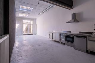 Dit instapklare appartement is gelegen in de Heirmanstraat 3-5 te Merksem, in een aangename en recent opgewaardeerde woonomgeving. Dankzij de...