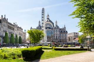 <p>Bent u op zoek naar een studio op een toplocatie in Antwerpen, vlakbij het Centraal Station en met een vlotte verbinding naar belangrijke invalswegen? Dan is deze studio precies wat u zoekt. Gelegen aan de Carnotstraat geniet u van een uitstekende bereikbaarheid en bevindt u zich op wandelafstand van winkels, openbaar vervoer, restaurants en alle voorzieningen die de stad te bieden heeft. Dankzij de centrale ligging is dit de ideale woonst voor wie comfortabel en praktisch wil wonen in het hart van Antwerpen.</p>
<p>Via de inkomhal, voorzien van ingemaakte kasten, bereikt u de verschillende ruimtes van het appartement. Aan de voorzijde bevindt zich de lichtrijke leefruimte met slaapgedeelte, waar de grote raampartijen zorgen voor een aangename inval van natuurlijk licht. Vanuit deze ruimte heeft u rechtstreeks toegang tot de aparte, functioneel ingerichte keuken. Verder beschikt het appartement over een badkamer uitgerust met een douche, lavabo en toilet.</p>
<p>Dankzij de centrale ligging en praktische indeling vormt dit appartement de ideale woonst voor starters én een interessante investeringsopportuniteit met uitstekend verhuurpotentieel.</p>
<p>Interesse? Contacteer LISTED voor een bezoek: +32 3 283 51 51.</p>