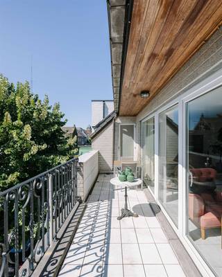 <p><span>DESTELBERGEN - Appartement en duplex exceptionnel avec terrasse ensoleillée</span></p><p><span> </span></p><p><span>Situé au 527 Dendermondesteenweg à Destelbergen, cet appartement en duplex exceptionnellement spacieux et lumineux offre une surface habitable impressionnante de pas moins de 214 m². </span></p><p><span>Grâce à son emplacement central, les écoles, les commerces, les transports en commun et toutes les commodités quotidiennes sont accessibles à pied, tandis que le lac Damvallei et le parc Reinaert, situés à proximité, offrent un équilibre parfait entre accessibilité et cadre verdoyant apaisant. De plus, l'appartement est très économe en énergie, avec un label EPC B.</span></p><p><span> </span></p><p><span>Depuis le hall d'entrée, vous accédez à l'étage d'habitation, où les nombreuses </span></p>