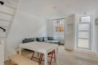 <p>Ontdek deze charmante, volledig gerenoveerde woning in de Limbastraat 47 te Gent, gelegen nabij Dok Noord.<br />Deze instapklare woning combineert een hedendaagse afwerking met praktische woonruimtes en geniet dankzij de zuidoostelijke oriëntatie van een aangename lichtinval.<br />De straat bied voldoende parkeergelegenheid en mogelijkheid tot het laden van uw wagen.<br /> </p><p>De woning werd in 2019 onderworpen aan een totaalrenovatie en beschikt over een gunstig EPC-label C. Met haar centrale verwarming op gas en goed bereikbare ligging vormt dit pand een ideale combinatie van comfort, energiezuinigheid en ligging.</p><p>Via de inkomhal betreedt u de leefruimte met een gezellige living en een volledig uitgeruste keuken. De keuken beschikt over een frigo, dubbele spoelbak, vaatwasmachine, oven, diepvries en een praktisch verrijdbaar keukeneiland.</p><p>Op de eerste verdieping bevinden zich de badkamer, een slaapkamer met bad en een apart toilet. De badkamer is uitgerust met een douche, lavabo en aansluitingen voor een wasmachine en droogmachine.</p><p>De zolderverdieping werd volledig ingericht als slaapkamer en biedt een aangename, multifunctionele ruimte.</p><p>Buiten geniet u van een praktische tuin met tuinhuis, voorzien van elektriciteit, ideaal als extra bergruimte of hobbyruimte.</p><p><span>Indeling:</span><br />* Inkomhal<br />* Living<br />* Volledig uitgeruste keuken<br />* Badkamer met douche, lavabo en aansluitingen voor was- en droogmachine<br />* Slaapkamer met bad<br />* Apart toilet<br />* Ingerichte zolderverdieping als slaapkamer</p><p><span>Troeven:</span><br />* Totaalrenovatie uitgevoerd in 2019<br />* EPC-label C<br />* Zuidoostelijke oriëntatie<br />* Goede bereikbaarheid via de R4<br />* Gelegen nabij Dok Noord met een ruim aanbod aan openbaar vervoer</p><p><span>Informatie:</span><br />* De bewoonbare oppervlakte betreft de bruto oppervlakte zoals opgenomen in het EPC-attest<br />* Maandelijkse huurprijs: 1250/maand<br />* Huurwaarborg: 3 maanden huur<br />* Extra kosten: bijdrage in de kosten voor de plaatsbeschrijving<br />* Beschikbaar vanaf: onmiddellijk</p><p><span>Contact:</span><br />Voor meer informatie of een bezoek contacteer Bart 0470 80 51 08 of bart@heritagevastgoed.be<br /> </p>