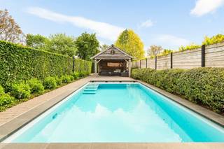 This surprisingly spacious town villa is conveniently located within walking distance of the center of Hoogstraten. This property offers a...