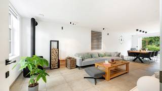 In een rustige en aantrekkelijke verkaveling in het hart van Moerkerke bevindt zich deze recente, perfect onderhouden woning. Dankzij haar energiezuinige karakter, doordachte indeling en kwalitatieve afwerking vormt deze eigendom de ideale thuis voor gezinnen die op zoek zijn naar comfort en woonkwaliteit.<br /><br />Indeling : de inkomhal met ingemaakte kast en een gastentoilet. De lichtrijke leefruimte sluit naadloos aan op de open, volledig ingerichte keuken, die beschikt over alle hedendaagse comfort. Aansluitend bevindt zich een praktische berging/wasplaats met extra opbergruimte. Vanuit de keuken heeft u rechtstreeks toegang tot de westgerichte tuin waar u kunt genieten van de namiddag- en avondzon. Het terras en de tuinberging maken het buitengebeuren compleet.<br /><br />Op de eerste verdieping bevinden zich drie volwaardige slaapkamers, waarvan één uitgerust is met een inloopkast en airconditioning. Verder vindt u er een volledig ingerichte badkamer met ligbad, inloopdouche en wastafelmeubel, evenals een afzonderlijk toilet. De ruime bergzolder biedt bovendien heel wat extra stockageplaats.<br /><br />Extra troeven zijn de carport met bijkomende autostaanplaatsen , maar liefst 18 zonnepanelen met thuisbatterij, een conforme elektrische installatie en het uitstekende EPC-label A. <br />Kortom, een instapklare woning waar energiezuinig wonen en hedendaags comfort hand in hand gaan.<br /><br />Bezoeken? Graag na afspraak met Willem Cauwels op 050/89.27.70