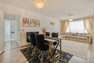 <h1><span>Appartement met prachtig uitzicht op de 6de verdieping in Deurne</span></h1><p><span>Op zoek naar een appartement met ruimte, comfort én een prachtig uitzicht? Dit aangename appartement op de 6de verdieping in Deurne heeft heel wat troeven in huis en is zowel interessant voor eigen bewoning als voor investeerders!</span></p><p><span>Indeling</span></p><p><span>Bij het binnenkomen word je verwelkomd in een verzorgde inkomhal met praktische ingemaakte kasten. Van hieruit kom je in de ruime living, waar je alle plaats hebt om gezellig te ontspannen of vrienden en familie te ontvangen.</span></p><p><span>Aansluitend bevindt zich de praktische keuken, die rechtstreeks toegang biedt tot het terras. Hier geniet je van een fenomenaal uitzicht over Deurne en de wijde omgeving. De ideale plek om de dag rustig te beginnen of 's avonds heerlijk tot rust te komen.</span></p><p><span>Verder beschikt het appartement over twee slaapkamers, een badkamer met ligbad en een apart toilet. Dit zorgt voor extra comfort en privacy.</span></p><p><span>Ook aan opbergruimte is gedacht: de private kelderberging biedt plaats voor alles wat je niet dagelijks nodig hebt.</span></p><p><span>Omgeving</span></p><p><span>Het appartement is gelegen aan de Te Couwelaarlei in Deurne, een stedelijke woonomgeving aan de rand van Antwerpen. De ligging biedt een aangename combinatie van wonen in de stad en genieten van een mooi uitzicht over de omgeving.</span></p><p><span>Bijzonderheden</span></p><p><span>EPC-label B 183 kWh/(m² jaar)</span></p><p><span>Geen renovatieplicht</span></p><p><span>Elektriciteit conform</span></p><p><span>Overal dubbele beglazing met PVC-kaders</span></p><p><span>Collectieve centrale verwarming op stookolie</span></p><p><span>Private kelderberging</span></p><p><span>Terras met panoramisch uitzicht</span></p><p><span>Vaste kosten: 250/maand (inbegrepen: voorschot verwarming, water, minuterie gang, lift, onderhoud gemene delen, onderhoud tuin, syndicus, blokpolis, conciërge en reservekapitaal)</span></p><p><span>Momenteel verhuurd, waardoor het pand ook interessant is als investering</span></p><p><span>P-score: A</span></p><p><span>G-score: A</span></p><p><span>Interesse?</span><span> Ontdek zelf de troeven van dit appartement en laat je verrassen door de ruimte, het comfort en het prachtige uitzicht. Een interessante opportuniteit voor wie op zoek is naar een aangename woonst of een investering in Deurne!</span></p>