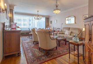 <p>Dit zeer goed onderhouden appartement bevindt zich op de derde verdieping en is vlot bereikbaar met zowel de lift als de trap.</p><p>Dankzij de aangename indeling, de drie slaapkamers en de verschillende terrassen is dit een ideale thuisbasis voor wie op zoek is naar comfort en ruimte.</p><p>Via de centrale inkomhal krijg je toegang tot de verschillende ruimtes van het appartement, enerzijds de leefruimte en keuken, anderzijds de achteraan gelegen slaapkamers.</p><p>Vooraan bevindt zich de ruime leefruimte, met ruimte voor een gezellige zithoek en eetplaats met terras. De keuken is afgesloten van de leefruimte en naastgelegen.</p><p>De drie slaapkamers bevinden zich aan de achterzijde van het appartement en hebben een oppervlakte van respectievelijk 15,53 m² - 13,44 m² en 13,44 m². Elke slaapkamer beschikt over een zonnig terras met een mooi, groen zicht. Twee van de slaapkamers staan bovendien met elkaar in verbinding, wat verschillende mogelijkheden biedt naar gebruik en indeling.</p><p>Verder beschikt het appartement over een badkamer met ligbad en dubbele wastafel, een apart toilet en een praktische vestiaire.</p><p>Een privatieve kelder is inbegrepen in de vraagprijs, de koper heeft de mogelijkheid om een inpandige garagebox aan te kopen voor € 29.500 en/of een buitenstaanplaats voor € 12.500.</p><p>De ligging is eveneens een grote troef. Het appartement bevindt zich in Sint-Jans-Molenbeek op de grens met Sint-Agatha-Berchem en Koekelberg. Hier zijn vele voorzieningen op wandelafstand (openbaar vervoer, winkels , meerdere scholen, ...) te ontdekken.</p><p>Een praktische ligging voor wie rustig wil wonen, maar tegelijk vlot verbonden wil zijn met de rest van Brussel.</p><p>Het appartement werd doorheen de jaren bijzonder goed onderhouden en is dan ook klaar om zijn nieuwe eigenaar te verwelkomen.</p>