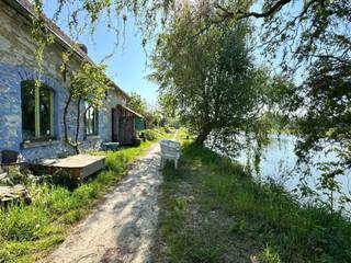 oreske omgeving. Het biedt uitzonderlijke mogelijkheden voor renovatie, waardoor het een winstgevende investering of een unieke woning kan worden.<br /><br />Functies :<br /><br />Aantal woningen: 4 onafhankelijke eenheden, waardoor de creatie van appartementen of ruimtes voor gemengd gebruik mogelijk is.