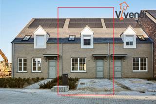 Op een rustige ligging aan de rand van het centrum bevindt zich deze verzorgde en energiezuinige gezinswoning met maar liefst 4 slaapkamers. Dankzij de ruime indeling, moderne voorzieningen en duurzame technieken is deze woning de ideale thuisbasis voor gezinnen die comfort en energiezuinig wonen willen combineren. Bij het betreden van de woning komt u terecht in de inkomhal met praktische kastruimte en een gastentoilet. Verder vindt u een lichtrijke leefruimte die naadloos aansluit op de volledig geïnstalleerde keuken. Aansluitend beschikt u over een handige berging/wasplaats met toegang tot het terras en de onderhoudsvriendelijke tuin. Op de eerste verdieping bevinden zich 3 volwaardige slaapkamers, een ruime badkamer uitgerust met zowel een ligbad als een douche, en een extra berging. Via een vaste trap bereikt u de volledig afgewerkte zolderverdieping, ingericht als een ruime 4de slaapkamer. Buiten geniet u van een private parkeerplaats in de voortuin. Bovendien is de woning uitgerust met zonnepanelen en een regenwaterput die aangesloten is op het toilet, wat bijdraagt aan een lagere energiefactuur. Per direct beschikbaar. Contacteer ons vandaag nog via mijnhuurprofiel voor een bezoek en ontdek zelf de ruimte en het wooncomfort dat deze woning te bieden heeft!