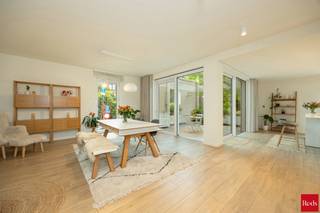 <p>Het recente en duurzame woonproject Rubens (2020–2021), gerealiseerd door architect DmVa met bijzondere aandacht voor licht, ruimte en architectuur, bevindt zich in de charmante dorpskern van Muizen, op een steenworp van het centrum van Mechelen en vlakbij trein en bus, op wandelafstand van het Mechels Broek en de oevers van de Dijle – waar natuur en bereikbaarheid perfect in balans zijn met een vlotte verbinding naar Antwerpen, Leuven en Brussel.<br /><br />Deze woning onderscheidt zich door haar grote raampartijen, die zorgen voor een overvloed aan natuurlijk licht, de doordachte en unieke indeling, en de uitstekende energiescore.<br /><br />Bij het betreden van de woning komt u in de inkomhal met gastentoilet. Aansluitend bevindt zich de gezellige eetruimte met een open, moderne keuken, volledig uitgerust met kwalitatieve toestellen. Dankzij een extra inkomdeur biedt deze ruimte bovendien de mogelijkheid om een praktijk- of bureauruimte in te richten.<br /><br />Grenzend aan de keuken vindt u een praktische berging, ideaal voor extra opslag. De grote raampartijen geven uit op het terras met een prachtige boom, waardoor u geniet van een aangenaam zicht op groen en een gevoel van rust. De volledige gelijkvloerse verdieping is afgewerkt met keramisch parket en voorzien van vloerverwarming.<br /><br />Op de eerste verdieping bevindt zich de ruime en lichtrijke woonkamer met toegang tot een gezellig dakterras. Ook hier geniet u van een mooi groen uitzicht en een warme afwerking dankzij het parket.<br /><br />De tweede verdieping omvat drie volwaardige slaapkamers, een aparte dressing/wasruimte en een stijlvolle badkamer uitgerust met zowel een bad als een inloopdouche.<br /><br />Met een gunstig E-peil van 42 bent u bovendien verzekerd van een energiezuinige woning en lage energiekosten. Kortom, een woning die rust, licht en functionaliteit samenbrengt op een centrale ligging.<br /><br />Interesse in deze unieke woning?<br />Contacteer Nico via 0478 012 012 of nico@reds.be voor een bezoek ter plaatse.</p>