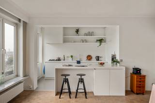 <p><strong>Op de tiende verdieping van de Kruishofstraat woon je net dat beetje anders. Want hoog boven 2020 krijg je niet alleen 89 m² aan leefruimte, maar vooral ook dat heerlijke gevoel van ruimte en licht. Met twee slaapkamers, een terras, een prachtig uitzicht en een autostaanplaats die gewoon mee in de prijs zit, heeft dit appartement heel wat troeven in handen. En dan is er natuurlijk dat uitzicht. Dat verdient hier gerust een hoofdrol. Kom binnen…</strong></p><p> </p><p><strong>Lichtrijk binnenkomen</strong></p><p>De lift brengt je helemaal naar de tiende verdieping, waar een ruim en licht appartement op je wacht. De leefkamer voelt aangenaam open aan en krijgt extra karakter dankzij de mooie blokjesparket op de vloer. Een fijne basis voor een interieur dat helemaal van jou mag worden.</p><p> </p><p><strong>Een uitzicht om bij stil te staan</strong></p><p>Vanop deze hoogte krijg je een prachtig uitzicht over de omgeving. En alsof dat nog niet genoeg is, is er ook een terras waar je dat uitzicht gewoon mee naar buiten neemt. Een plek om de stad van bovenaf te beleven, zonder dat je daarvoor je appartement uit hoeft.</p><p> </p><p><strong>De keuken die gewoon klopt</strong></p><p>De keuken is geïnstalleerd, fris en voorzien van heel wat opbergruimte. Alles wat je nodig hebt zit hier dus netjes bij elkaar, met voldoende plek om je keukenmateriaal een eigen plaats te geven.</p><p> </p><p><strong>Twee kamers, veel mogelijkheden</strong></p><p>Er zijn twee slaapkamers. De grootste biedt vanzelfsprekend alle ruimte voor een fijne slaapkamer, terwijl de tweede kamer zich net zo goed leent als bureau, hobbyruimte of extra slaapkamer. Handig als je graag een kamer achter de hand hebt die mee kan veranderen met je leven.</p><p> </p><p><strong>Knus en praktisch</strong></p><p>De badkamer is compact en gezellig, met een douche. Daarnaast is er een apart toilet, altijd mooi meegenomen.</p><p> </p><p><strong>Alles netjes mee</strong></p><p>Bij het appartement hoort niet alleen een privatieve kelderberging, maar ook een eigen autostaanplaats. Die zit trouwens gewoon mee in de prijs.</p><p> </p><p><strong>Hoog boven 2020</strong></p><p>De combinatie van het vele licht, de ruimte, het terras en vooral dat prachtige uitzicht maakt van deze plek iets bijzonders. Een appartement met een mooie basis, twee kamers die je flexibel kan invullen en een uitzicht dat je er elke dag opnieuw gratis bij krijgt.</p><p> </p><p><strong>Verliefd? antwerpen@ugly.be</strong></p><p> </p>