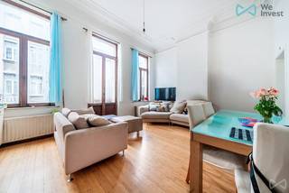 <p>Info en bezoeken - 02 315 51 71</p>
<p>We Invest stelt met plezier dit ruime <strong>triplex van ongeveer 130 m²</strong> voor, ideaal gelegen in de Mérodestraat in <span><span>Sint-Gillis</span></span>. Het pand beschikt over <strong>3 slaapkamers</strong> en geniet bovendien van een <strong>aangename buitenruimte van ongeveer 13 m²</strong>, ideaal om van zonnige dagen te genieten. Het appartement is <strong>stedenbouwkundig geregistreerd als triplex</strong>, hoewel het momenteel is ingericht als twee appartementen, wat tal van mogelijkheden biedt en een interessant potentieel vormt voor zowel eigen bewoning als investering.</p>
<p>Gelegen in een <strong>kleine mede-eigendom met lage gemeenschappelijke kosten</strong>, bevindt het pand zich in een van de meest <strong>levendige en gegeerde wijken</strong> van <span><span>Sint-Gillis</span></span>. U geniet van de onmiddellijke nabijheid van winkels, restaurants, cafés, openbaar vervoer en alle voorzieningen, met een vlotte verbinding naar het centrum van <span><span>Brussel</span></span>. Een zeldzame opportuniteit die <strong>ruimte, potentieel en een topligging</strong> combineert.</p>
<p>Stedenbouwkundige inlichtingen in aanvraag.</p>