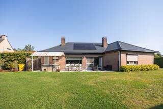 Voor meer informatie, extra foto’s of om een bezoek in te plannen, contacteer Gil via 016 792 900 of gil.christiaens@homixx.be.<br /><br />Bent u op zoek naar een comfortabele woning met veel leefruimte, een ruime tuin én een gunstige energiescore? Dan is deze verzorgde laagbouwvilla zeker een bezoek waard.<br /><br />Gelegen op een royaal perceel van maar liefst 12 are biedt deze woning alle troeven voor wie comfortabel gelijkvloers wil wonen. De villa beschikt over vier volwaardige slaapkamers, een badkamer en een volledig uitgeruste keuken die aansluit op de aangename leefruimtes.<br /><br />Verder beschikt de woning over een praktische zolder, een ruime garage en een kelder die tal van opbergmogelijkheden bieden. Buiten geniet u van een mooi aangelegd, zuidgericht terras met zonneluifel, waar u in alle rust kunt ontspannen en optimaal kunt profiteren van zonnige dagen.<br /><br />Ook op energetisch vlak heeft deze woning heel wat te bieden. Het dak werd reeds vernieuwd en geïsoleerd en met een EPC-label C is de woning vandaag al energiezuinig. Bovendien kan met een relatief eenvoudige ingreep, namelijk het aanbrengen van bijkomende vloerisolatie, een verbetering naar een gunstig EPC-label B worden gerealiseerd. Zo investeert u in een woning die niet alleen comfortabel is, maar ook klaar is voor de toekomst.<br /><br />Dankzij het ruime perceel, de praktische indeling en de uitstekende combinatie van wooncomfort, energiezuinigheid en uitbreidingsmogelijkheden is deze woning een ideale thuis voor gezinnen en iedereen die op zoek is naar rustig wonen met alle comfort.<br /><br />Interesse? Contacteer ons vandaag nog voor een bezoek en ontdek zelf alle troeven van deze prachtige laagbouwvilla.