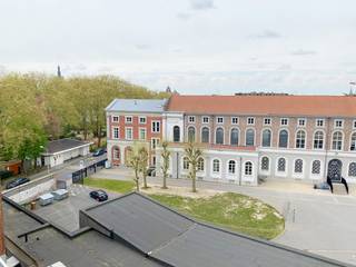 Dit prachtig penthouse appartement met een oppervlakte van 127 m² is gelegen op de vijfde verdieping van een gebouw in het hartje van Kortrijk. Het appartement heeft zowel aan de voorzijde als aan de achterzijde (via de leefruimte of de keuken) toegang tot een ruim terras (samen 83 m²), ideaal om te genieten van het buitenleven. Het beschikt tevens over een ruime, gezellige leefruimte (massief parket) met veel natuurlijk licht, een open (volledig) ingerichte keuken (koken op gas, dampkap, oven, koelkast met vriesvakken en vaatwasmachine), 3 slaapkamers (massief parket), een ingerichte badkamer (douche, ligbad en een dubbele lavabo), een gastentoilet en een technische ruimte. Voor wie zich in het centrum regelmatig met de fiets verplaatst is er ook nog een fietsenberging. Rijdt u niet met de fiets, dan neemt u gewoon de stadsbus met een bushalte pal voor het gebouw. De slagerij bevindt zich recht tegenover het gebouw en de bakkerij is op 100 m. wandelen.<br /><br /><br /><br /><br /><br /><br />