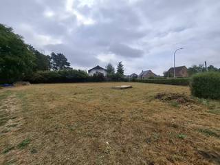Ruim hoekperceel van 947 m² voor vrijstaande bebouwing (lot 1C op het verkavelingsplan in een rustige landelijke omgeving vlakbij het centrum van Morkhoven met alle nodige faciliteiten. Perceelscore A (niet overstromingsgevoelig). De stedenbouwkundige voorschriften en het verkavelingsplan zijn op aanvraag te ontvangen.
Niet opgenomen in het maatregelenregister. P score: A