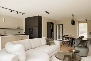 Deze moderne kijkwoning met open leefruimte en 4 slaapkamers in het nieuwbouwproject in Meulebeke combineert duurzaamheid, kwaliteit en doordachte architectuur. Met een geothermische warmtepomp, overvloedig natuurlijk licht en een slimme inrichting biedt deze woning een energiezuinige, sfeervolle en praktische woonbeleving.<br /><br />De woning staat op een perceel van 384 m<sup>2 </sup>en is instapklaar! Op het gelijkvloers is er een open keuken en woonkamer. De inpandige garage loopt door in een handige bergruimte die dan ook meteen weer aansluit aan de keuken. Heel handig om gemakkelijk de boodschappen te ordenen. Er zijn 2 aparte toiletten, een ingerichte badkamer met dubbele wastafel, douche én bad. Naast de 4 slaapkamers op het gelijkvloers is er nog een handige berging. Daarbij ben je omringd door een aangelegde voortuin en tuin met terras die ideaal zuidoost gericht is. Deze woning kan aangekocht worden inclusief meubels, decoratie, gordijnen, maatkasten, verlichting, ... Een buitenkansje om in alle gemak en rust te verhuizen. Kom deze kijkwoning bekijken op <u>één van onze vaste bezoekdagen</u> of maak een persoonlijke afspraak met onze bouwadviseur Sam.<br /><br />De all-inprijs excl. kosten omvat een volledig afgewerkte, instapklare woning met álle voorzieningen en omgevingswerken inbegrepen. De totale kostprijs inclusief wettelijke kosten waaronder registratierechten, btw, notariskosten en aansluitingskosten kan je eenvoudig bekijken op onze <u><strong>website</strong></u>: <u><strong>dumobil.be/nl/woonprojecten/projecten/meulebeke-steenstraat-kapellestraat</strong></u><br /><br />Of bekijk de volledige pagina van de kijkwoning: <strong>dumobil.be/nl/woonprojecten/kijkwoningen/moderne-kijkwoning-meulebeke</strong>. En/of contacteer onze bouwadviseur Sam Borrey voor meer info: 0483/21.01.33 | sam@dumobil.be<br /> 