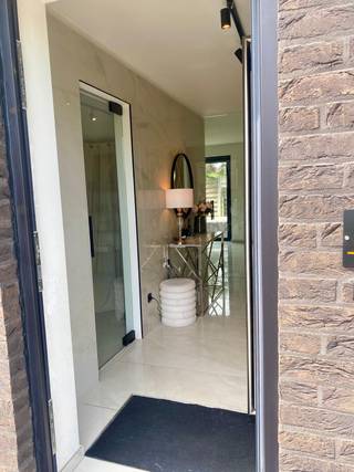 <strong>Luxe villa met 4 slaapkamers te koop in Menen</strong><br /><br />Ontdek deze prachtige, luxueuze villa gelegen in een rustige en gegeerde woonwijk. Deze stijlvolle woning combineert ruimte, comfort en hoogwaardige afwerking, ideaal voor gezinnen die opzoek zijn naar een exclusieve woonomgeving.<br /><br /><strong>Indeling:</strong><br />gelijkvloers: inkomhal, wc, ruime open keuken, leefruimte, bureau<br />1ste verdiep: master bedroom met dressing en ensuite badkamer, 2de &amp;amp; 3de slaapkamers, 4de slaapkamers met dressing, badkamer, wc en berging<br /><br /><strong>troeven:</strong>
<ul><li>luxueuze afwerking</li><li>rustige woonwijk</li><li>volledig afgewerkt</li><li>aangelegde tuin</li><li>4 slaapkamers</li></ul>