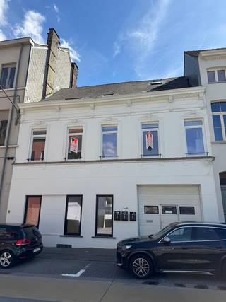 Dit volledig vernieuwd gelijkvloers appartement is gelegen in het stadscentrum, op wandelafstand van het station en de grote markt! Het werd in...