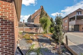 <p>Voor meer info of een bezoek, bel 053 59 49 31 - In het centrum van Erpe-Mere, op wandelafstand van winkels, scholen, horeca en openbaar vervoer, bevindt zich deze uitzonderlijk ruime woning met <strong>een bewoonbare oppervlakte van 250 m².</strong> Het gelijkvloers omvat een royale inkomhal die toegang biedt tot <strong>de lichtrijke leefruimte</strong>, een aparte keuken, een praktische wasplaats/berging, <strong>een inpandige garage </strong>en een extra bergruimte. Vooraan bevindt zich <strong>een commerciële ruimte met grote raampartijen</strong>, ideaal voor een vrij beroep of zelfstandige activiteit, perfect combineerbaar met wonen. Deze ruimte beschikt over een apart toilet. Buiten geniet u van een koer en een onderhoudsvriendelijke tuin. Op de eerste verdieping bevinden zich <strong>drie volwaardige slaapkamers</strong> en een badkamer met ligbad, lavabo en toilet. <strong>De zolder</strong>, bereikbaar via een uitvouwbare trap, en <strong>de kelder</strong> bieden extra opslagruimte. Voor de woning is er voldoende openbare parkeergelegenheid, een belangrijke troef voor bezoekers of klanten. Deze te renoveren eigendom biedt veel potentieel dankzij haar volumes, ligging en commerciële mogelijkheden. Ideaal voor gezinnen, zelfstandigen of investeerders.</p>