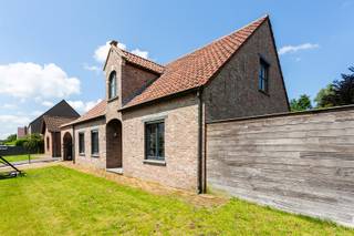 De woning is gelegen tussen het centrum van Sint-Gillis-Waas en De Klinge, zeer makkelijke verbinding naar Gent en Antwerpen via uitvalswegen.De...