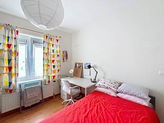 <p><strong>AUDERGHEM </strong>– In the Transvaal neighbourhood, a stone's throw from the Rouge-Cloître Park and the Sonian Forest, in a quiet and residential area, close to many shops and public transport, apartment of ±113sqm living space located on the 4th floor. It comprises an entrance hall with a separate toilet, a living room of ±47sqm with access to a SOUTH-facing terrace of ±7.5sqm, a separate fully equipped kitchen (oven, hob, extractor hood, fridge/freezer, dishwasher) with access to a laundry room with a washing machine connection, a night hall leading to a bedroom of ±10sqm with a small balcony, a second bedroom of ±13.5sqm, a bathroom (bathtub, shower, sink), a cellar, and a parking space included in the rent. Provision for charges: 190€/month (cold water, common areas). EPC C ! Available on 15/09/2026. <u><br /><br />On the 4<sup>th</sup> floor</u>:</p>
<ul>
<li>Entrance hall with separate toilet</li>
<li>Living room of ±47m² (6.8 x 6.8) with a south-facing terrace of ±7.5m²</li>
<li>Separate, fully fitted kitchen (oven, hobs, extractor hood, fridge-freezer, dishwasher) and access to the utility room with washing machine connection</li>
<li>Bedroom wing</li>
<li>Bedroom of ±10m² (2.8 x 3.5) with a small balcony</li>
<li>Bedroom of ±13.5m² (3.76 x 3.6)</li>
<li>Bathroom (bath, shower, washbasin)</li>
</ul>
<p>Cellar no. 4C16</p>
<p>Parking space included in the rent: no. 4P28</p>
