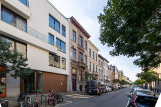 Elegant townhouse with south-facing garden
Ideally located in Antwerp South, this impressive neoclassical townhouse has been extensively renovated since 2023 while carefully preserving its authentic character.
The spacious entrance hall with high ceilings, original ornaments and marble flooring leads to the living areas with oak herringbone parquet and original marble fireplaces.
The renovated walnut kitchen features composite worktops, Mortex flooring, a breakfast bar and direct access to the private south-facing garden with several terraces.
The first floor offers 2 spacious bedrooms and a luxurious bathroom with double marble washbasin, walk-in shower and bathtub. The mezzanine is being prepared for a second bathroom. The second floor comprises 2 bedrooms and a dressing room. The third floor provides another 2 bedrooms and a home office with bespoke walnut cabinetry.
The property also benefits from a finished attic of approx. 30 m² and a substantial basement of approx. 95 m² with direct garden access.
Highlights:
• 6 bedrooms
• Office
• South-facing garden
• Authentic features and high-quality renovation.
Technical:
• favourable EPC rating
• compliant electrical installation
• asbestos-safe/free.
Purchasing as your sole and first home? You may benefit from the reduced 2% registration tax rate.
Info: 03/345.88.99.