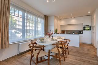 <p>Geweldig gelijkvloers appartement met ruim zuidgericht terras en schitterend zicht op Put van de Cloedt.<br /><br />Indeling: inkomhall, gastentoilet en vestiaire en berging. Ruime woonkamer met zuidgericht zonneterras en magnifiek zicht op het meer van Duinenwater.<br />Volledig geïnstalleerde moderne open keuken met eethoek.<br />Masterbedroom uitgerust met ingemaakte kasten. Tweede slaapkamer (tweepersoonsbed mogelijk).<br />Douchekamer met inloopdouche, dubbele lavabo en tweede toilet.<br /><br />Gemeenschappelijk fietsenlokaal is voorzien.<br />De ruime garagebox (24 m²) in dezelfde residentie moet verplicht worden mee gehuurd. Huurprijs: 150 euro/maand<br /><br />Niet inbegrepen: 3 maanden huurwaarborg<br />Exclusief: eind opkuis, 2de verblijfstaks en water, gas en elektriciteit. <br /><br />Aarzel niet om ons te contacteren voor meer informatie: tel. : 050 62 44 14 of via knokke@immax.be</p>