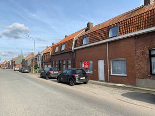 Centraal gelegen woning met 4 slaapkamers en zonnige tuin te Ieper <br /><br />De indeling is als volgt: <br />Gelijkvloers: inkomhal - leefruimte - volledig geïnstalleerde keuken - toilet - badkamer met wastafel, inloopdouche en aansluiting voor wasmachine en droogkast - ruime slaapkamer - droge kelder. <br />Verdiep: 3 volledig gerenoveerde slaapkamers - ruime hal/dressing - vaste trap richting zolder. <br />Geïsoleerde zolder. <br /><br />Onderhoudsvriendelijke tuin met zonneterras en ruime tuinberging. <br /><br />Vrij vanaf 1/12/2026<br /><br />Centrale verwarming op aardgas