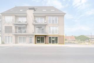 Op zoek naar een volledig instapklaar appartement met een uitstekende ligging? Dan is dit gelijkvloers appartement in het centrum van Zwevegem een absolute aanrader. Winkels, voorzieningen, recreatiemogelijkheden en het levendige centrum bevinden zich allemaal op wandelafstand, waardoor u kunt genieten van alle troeven van een centrumligging.<br /><br />Via de inkomhal komt u binnen in de zeer aangename leefruimte. De grote raampartijen zorgen voor een open en lichtrijk gevoel doorheen de ruimte. De leefruimte staat in directe verbinding met de open keuken, wat resulteert in een gezellige en functionele indeling — ideaal voor gezellige avonden of ontvangst van familie en vrienden.<br /><br />Achteraan het appartement bevinden zich twee volwaardige slaapkamers, die elk voldoende ruimte bieden voor een comfortabele inrichting. Daarnaast beschikt het appartement over een badkamer, een apart toilet en een praktische technische berging.<br /><br />Een absolute troef van dit appartement is de zeer ruime garage met elektrische poort — perfect voor het veilig parkeren van uw wagen of als extra stockageruimte.<br /><br />Interesse? Aarzel niet en neem snel contact op om dit prachtige appartement te ontdekken tijdens een bezoek!<br /><br />Ref: RVP/26063/K<br />EPC: 176 kWh, UC:20260522-0003875678-RES-1