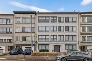 Situation centrale le long de la très animée Lambrechtshoekenlaan avec des magasins et des transports en commun devant la porte et un accès facile...