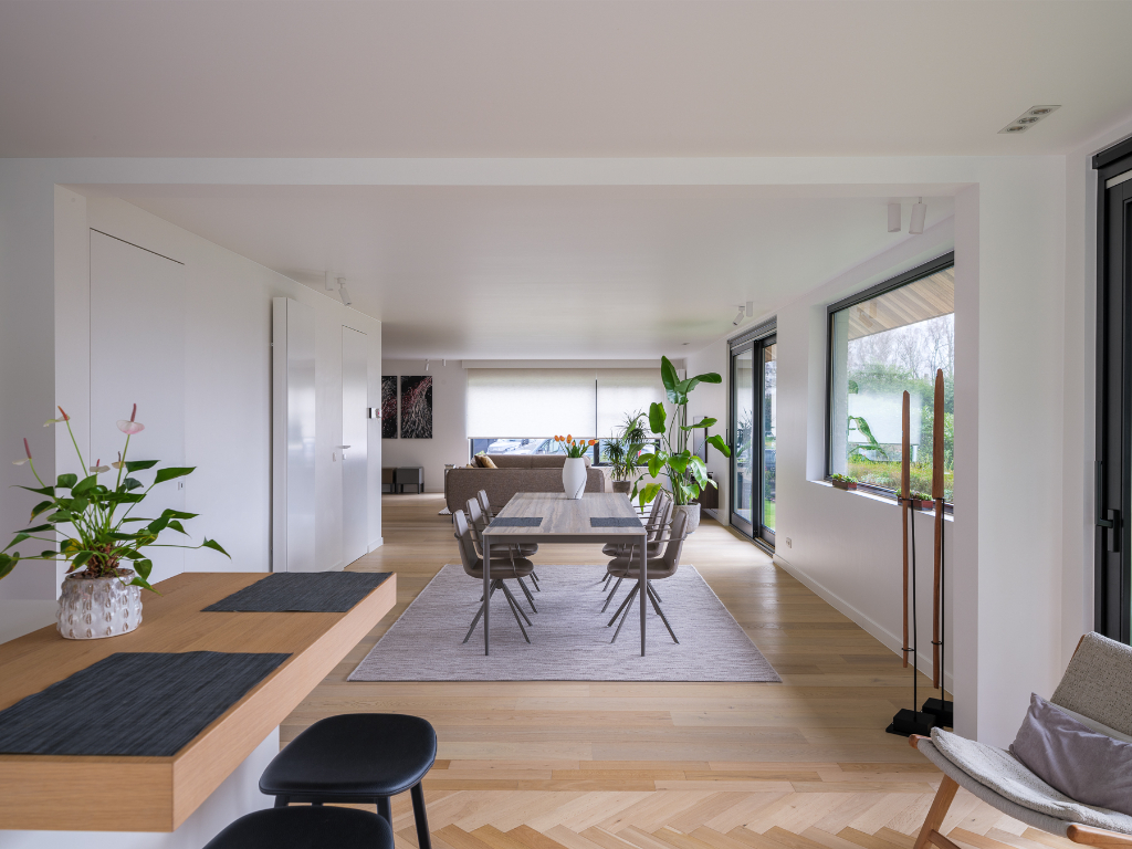 Sint-Martens-Latem – Bijzonder ruime en energiezuinige villa met woon-/werkmogelijkheid vlakbij het dorpscentrum. - foto 2