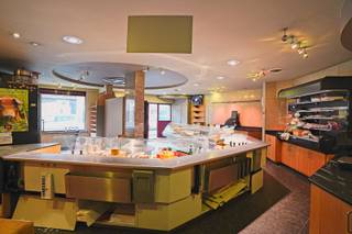 Droomt u ervan om uw zelfstandige handelszaak op te starten? Dan zou deze opportuniteit wel iets voor u kunnen zijn.<br /><br />Dit handelspand, wat een voormalige een slagerij is, beschikt over een bruikbare vloeroppervlakte van maar liefst 368 m². De zaak heeft een uitstekende commerciële ligging in het hartje van Sint-Niklaas. Daarenboven beschikt deze prachtige handelszaak over een bovenliggend appartement. <br /><br />De handelsruimte bestaat uit een commerciële ruimte, grote koelruimte, berging, toilet en garage.<br />Het appartement bevindt zich op de eerste verdieping en tweede verdieping. De indeling is als volgt: een ruime leefruimte, een volledig geïnstalleerde keuken, een badkamer met douche en toilet, 3 slaapkamers en als grootste troef een gezellig terras op de derde verdieping.<br /> <br />Troeven: TOP ligging / handelspand met bovenliggende woonst / parkeergelegenheid voor de deur<br /><br />Had u graag meer informatie of een rondleiding gehad in dit unieke pand? Aarzel dan niet om ons te contacteren via 052/41.41.94 of via info@rosiersderidder.be<br />Referentie: 5127