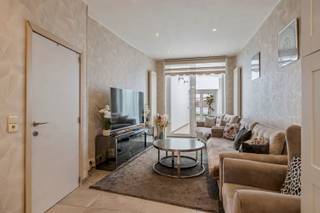 Deze karaktervolle woning met 135 m² bewoonbare oppervlakte ligt in het gezellige dorpshart van Waasmunster, vlak bij groen en alle voorzieningen.Met...
