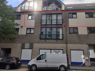 <p><span>Bel appartement avec parking souterrain dans le centre de Louvain</span></p><p><span> </span></p><p><span>Excellente situation avec de grands magasins à proximité (Action, Aldi, etc.)</span></p><p><span>Un hall d'entrée avec vestiaires intégrés mène directement au grand espace de vie.</span></p><p><span>Cet espace de vie est très lumineux grâce aux nombreuses fenêtres.</span></p><p><span>La cuisine est bien équipée avec des placards et de nombreux appareils utiles (four, four à micro-ondes, plaque de cuisson XL, hotte aspirante, réfrigérateur, congélateur, lave-vaisselle, évier)</span></p><p><span>La salle de bains dispose de 2 lavabos avec de grands meubles et d'une baignoire avec douche</span></p><p><span>Il y a 2 chambres à coucher très spacieuses.</span></p><p><span>Le débarras avec chaudière à gaz est équipé d'une buanderie.</span></p><p><span>Il y a également des toilettes séparées dans le couloir.</span></p><p><span> sous terre, il y a un grand parking pour une voiture ainsi qu'une cave. Le portail est actionné par une télécommande.</span></p><p><span> </span></p><p><span>Les frais communs s'élèvent à 60 euros par mois. (entretien de l'ascenseur, des couloirs, etc.).</span></p><p><span>Les rideaux sont fournis ainsi que l'éclairage. une partie de l'appartement sera également repeinte.</span></p><p><span>Disponible à partir du 1/8/2023.</span></p><p><span>Uniquement pour les baux à long terme. Pas de contrats de moins de 3 ans !</span></p><p><span>DOMICILE requis, pour les étudiants nous avons aussi des chambres disponibles ailleurs.</span></p><p><span> </span></p><p><span>Intéressé(e) ? Réservez rapidement votre rendez-vous via le bouton "planifiez votre visite" ou contactez-nous pour toute question au 0470 / 55 64 24 ou info@immolivit.be.</span></p>