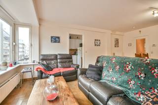 In het hart van Blankenberge, op amper enkele stappen van het station en het gezellige winkelcentrum, bevindt zich dit appartement met twee slaapkamers en een bewoonbare oppervlakte van 81 m². De residentie werd gebouwd in 1981, voorzien van een lift, en biedt een goede energiezuinigheid (EPC-label C).<br /><br />Het appartement verwelkomt u met een inkomhal die toegang geeft naar de ruime leefruimte met grote raampartijen en een keuken voorzien van toestellen. Verder is er een badkamer met ligbad voorzien, een apart toilet en twee ruime slaapkamers. De tweede slaapkamer geeft ook toegang tot het terras aan de achterzijde. <br /><br />Dankzij de centrale ligging is dit appartement geschikt als vaste woonst, vakantiewoning aan zee of waardevaste investering. Het appartement is momenteel verhuurd voor vaste bewoning. <br /><br />Interesse in een bezoek ter plaatse? Aarzel niet en contacteer ons vandaag nog voor een afspraak op het nummer 059/250 590.<br /><br />De vermelde prijs is een richtprijs; elk bod, hoger of lager, wordt voorgelegd aan de eigenaar die zich het recht voorbehoudt om dit te aanvaarden of te weigeren.<br /><br />Neem voorsprong met een vrijblijvende en gratis schatting van uw eigendom via:<br />http://www.residentievastgoed.be/gratisonlineschatten