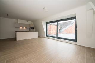 <p>Dakappartement op de 2de verdieping met ruim terras (30m²), pal in het centrum van Kontich.<br /><br />INDELING:<br />Inkomhal met apart gastentoilet.<br />Leefruimte met open keuken (41m²) en aansluitend een berging met voorzieningen voor wasmachine en droogkast.<br />Vanuit de leefruimte toegang tot een groot zonnig terras aan de voorzijde met uniek zicht op het Gemeenteplein. <br />Vanuit de nachthal bereiken we de 2 slaapkamers (12m²-7m²).<br />Badkamer met ligbad/douche, dubbele lavabo en toilet. <br />Lift, gemeenschappelijke kelderberging en fietsenstalling aanwezig. <br /><br />Gemeenschappelijke kost €50/maand. <br />Huur autostaanplaats verplicht: €50/maand<br />Plaatsbeschrijving bij intrede: € 200. <br />3 maanden huurwaarborg.<br /><br />POSITIEVE ASPECTEN<br />Openbaar vervoer, winkels, scholen enz. op wandelafstand<br />Op enkele minuten van de E19 (Antwerpen - Brussel)<br />Ondergrondse autostaanplaats<br />Naast het gemeentepark<br />Een groot mooi en zonnig dakterras<br />Uniek zicht op het Gemeenteplein</p>