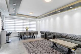 <p><span>Kruisbekstraat 52 (1e verd.) - Merksem</span></p><p><span> </span></p><p><span>Gerenoveerd appartement (90 m²) met 2 slaapkamers, terras, tuin en autostaanplaats in Merksem.</span></p><p><span>Dit appartement is gelegen in een rustige woonwijk, met een vlotte verbinding naar het openbaar vervoer, het velo-deelsysteem en de wagen. In de directe omgeving vind je bovendien een ruim aanbod aan winkels, supermarkten en scholen.</span></p><p><span>Het appartement bevindt zich op de eerste verdieping van een kleinschalig gebouw met drie verdiepingen. In 2022 werd het volledig en hoogwaardig gerenoveerd, met oog voor detail en een uniforme, moderne afwerking. Keuken, badkamer, vloeren en plafonds werden volledig vernieuwd, aangevuld met nieuwe PVC-ramen voor een optimaal wooncomfort.</span></p><p><span>Je komt binnen in de inkomhal met vestiairekast en apart toilet. Vooraan bevindt zich de bijzonder ruime en lichtrijke leefruimte met open, volledig uitgeruste keuken, samen goed voor maar liefst 42 m² — een echte leefruimte met wow-factor.</span></p><p><span>De moderne badkamer (5 m²) is uitgerust met een inloopdouche, handdoekdroger en lavabomeubel. Het appartement beschikt over twee volwaardige slaapkamers van 10 m² en 17 m², waarvan de grootste toegang geeft tot het zuidwest-georiënteerde terras van 7 m² met ingemaakte kast voor een wasmachine te plaatsen. Via een trap bereik je de onderhoudsvriendelijke verharde tuin met lounge van 55 m² — een extra troef die dit appartement echt onderscheidt.</span></p><p><span>Als extra troeven beschik je over een autostaanplaats in de gemeenschappelijke garage en een privatieve berging.</span></p><p><span>Ben je op zoek naar een instapklaar appartement met hoogwaardige afwerking en extra buitenruimte? Bewoonbare opp. 90 m² – ref.: bruto vloeropp. Voor meer info of een gratis schatting surf naar </span><span><span>www.hansimmo.be</span></span></p><p><span> </span></p>