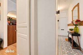 <strong>Stijlvolle stadswoning met karakter en charme in Kortrijk</strong><br />Deze stadswoning weet meteen te bekoren met haar warme uitstraling, authentieke elementen en aangename lichtinval. De hoge plafonds, mooie volumes en sfeervolle leefruimtes geven de woning een bijzondere uitstraling, waar karakter en hedendaags wooncomfort harmonieus samenkomen.<br />Op het gelijkvloers zorgen de gezellige living, het salon en de keuken voor een aangename woonbeleving, aangevuld met een praktische berging. Op de tussenverdieping bevindt zich de badkamer, terwijl de eerste verdieping plaats biedt aan twee ruime slaapkamers. De zolder verrast met een sfeervol tweede salon en een aparte bureauruimte, ideaal als rustige werkplek of om heerlijk te ontspannen.<br />Ook de kelder en de stadstuin dragen bij aan het wooncomfort. Met een bewoonbare oppervlakte van ca. 155 m² en een gunstig EPC-label B biedt deze woning een mooie combinatie van ruimte, karakter en energiezuinigheid.<br />De ligging maakt het plaatje compleet. Op wandelafstand van het groene Astridpark, het gezellige Overleie en het bruisende centrum van Kortrijk geniet je hier van een fijne woonomgeving.<br />Een woning met ziel, waar authentieke charme, ruimte en een uitstekende ligging samenkomen.<br /><strong>Zin om deze bijzondere woning zelf te ontdekken? Bel Katrien op 0495 52 48 65 voor een bezoek</strong><br /><br />