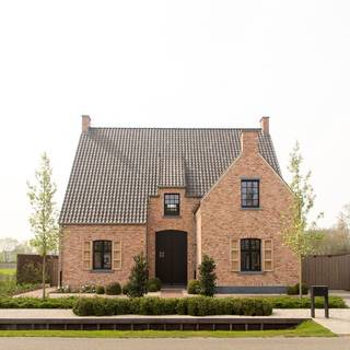 In de <strong>Pladijsstraat in Deerlijk</strong> <strong>(Sint-Lodewijk)</strong> bieden wij <strong>lot 2</strong>, het laatste beschikbare lot van deze verkaveling, te koop aan.<br /><br />Het perceel is <strong>850 m² groot</strong>, heeft een breedte van ongeveer<strong> 17 meter</strong> en is circa <strong>50 meter diep</strong>. Het is bestemd voor open bebouwing en biedt mooie mogelijkheden om een woning met tuin naar eigen wensen te realiseren. Achteraan geniet u van een <strong>mooi open zicht over het achterliggende landschap</strong>.<br /><br /><strong>De bouwvoorschriften</strong> bieden voldoende vrijheid om de woning naar eigen wensen uit te werken:
<ul>
<li><strong>Maximaal 2 bouwlagen</strong></li>
<li><strong>Vrije keuze van dakvorm</strong></li>
<li><strong>Maximaal 40 % terreinbezetting</strong></li>
<li><strong>Bijgebouw tot 40 m² </strong>mogelijk</li>
<li><strong>Carport tot 18 m² </strong>mogelijk</li>
<li><strong>Nevenfunctie tot 30 %</strong> van de vloeroppervlakte mogelijk, zoals kantoor, vrij beroep, handel of dienstverlening, mits de woonfunctie hoofdfunctie blijft</li>
<li><strong>Terrassen tot maximaal 50 m²</strong></li>
<li><strong>Beperkte verhardingen</strong>, waarbij waterdoorlatende materialen of brede voegen worden voorzien waar dit volgens de voorschriften vereist is</li>
<li><strong>Regenwaterput van minimaal 10.000 liter</strong></li>
<li><strong>Infiltratievoorziening van minimaal 7.500 liter,</strong> met een minimale infiltratieoppervlakte van 9 m²</li>
</ul>
De grond wordt zonder bouwverplichting verkocht. U bepaalt dus zelf wanneer u bouwt en met welke architect en aannemer u samenwerkt.<br /><br /><strong>850 m² | Lot 2 | Laatste lot | Geen bouwverplichting | Mooi open zicht achteraan</strong><br /><br />De volledige plannen en verkavelingsvoorschriften zijn beschikbaar op aanvraag.