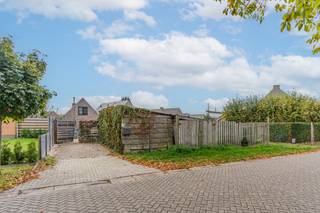 <p><strong>Bouwgrond voor open bebouwing met kleine woonst (verhuurd) – rustige, kindvriendelijke locatie – gunstige oriëntatie</strong></p>
<p>Op een uiterst <strong>rustige en kindvriendelijke locatie</strong> vind je deze aantrekkelijke <strong>bouwgrond voor open bebouwing</strong>, ideaal voor wie een nieuwe woning wil realiseren in een groene en aangename omgeving. Dankzij de <strong>gunstige oriëntatie</strong> geniet je hier de hele dag van optimale lichtinval en zonnige buitenruimtes.</p>
<p>Op het perceel staat momenteel een <strong>kleine woonst</strong>, die perfect kan worden omgevormd tot <strong>garage, atelier of bijgebouw</strong> bij een toekomstige nieuwbouw. Deze woonst is <strong>momenteel verhuurd</strong>.</p>
<p><strong>Troeven:</strong></p>
<ul>
<li>Bouwgrond voor <strong>open bebouwing</strong></li>
<li>Kleine bestaande woonst die later <strong>garage</strong> of <strong>bijgebouw</strong> kan worden</li>
<li><strong>Rustige en kindvriendelijke buurt</strong></li>
<li><strong>Gunstige oriëntatie</strong></li>
<li>Woonst <strong>momenteel verhuurd</strong></li>
<li>Mooie omgeving met veel privacy en ruimte</li>
</ul>
<p>Deze eigendom biedt een unieke combinatie van <strong>bouwpotentieel</strong>, <strong>locatie</strong> en <strong>rendement</strong>, en is bijzonder geschikt voor wie wil bouwen met toekomstvisie.</p>